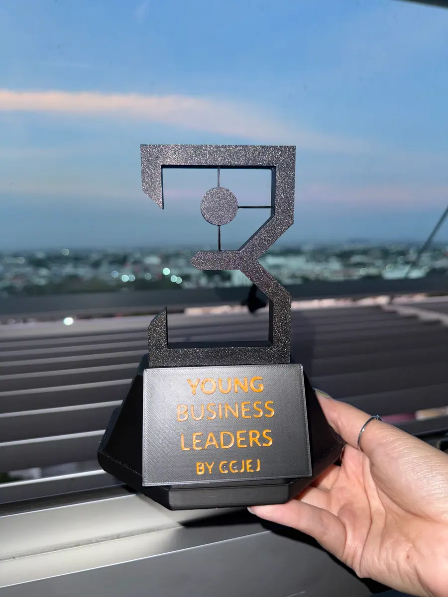 Reconocimiento con el logotipo de Young Business Leaders