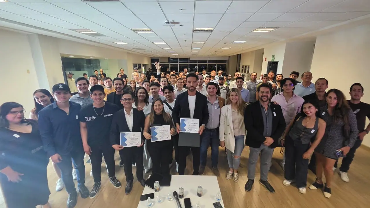 Asistentes y ponentes al cierre de una conferencia